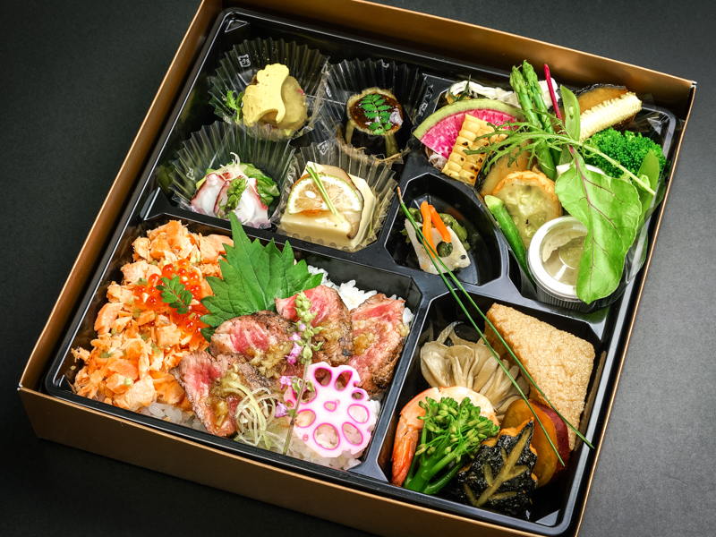 「彩」20品目のお野菜 鮭といくらの親子めしと厳選牛ステーキの二色重